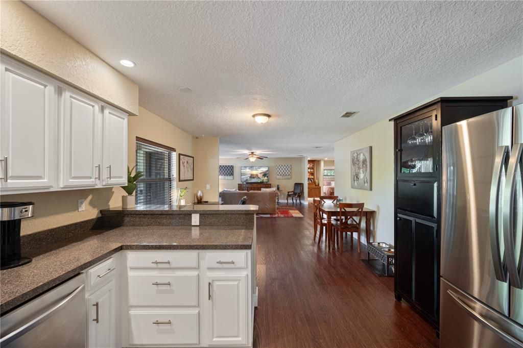 合同活跃: $825,000 (3 贝兹, 2 浴室, 2502 平方英尺)