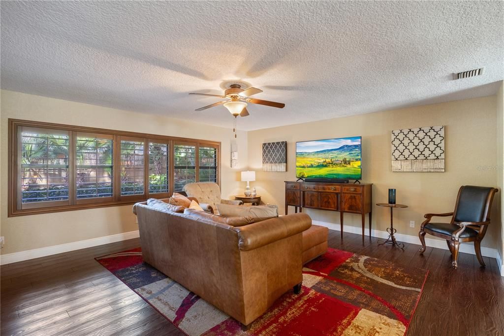 合同活跃: $825,000 (3 贝兹, 2 浴室, 2502 平方英尺)