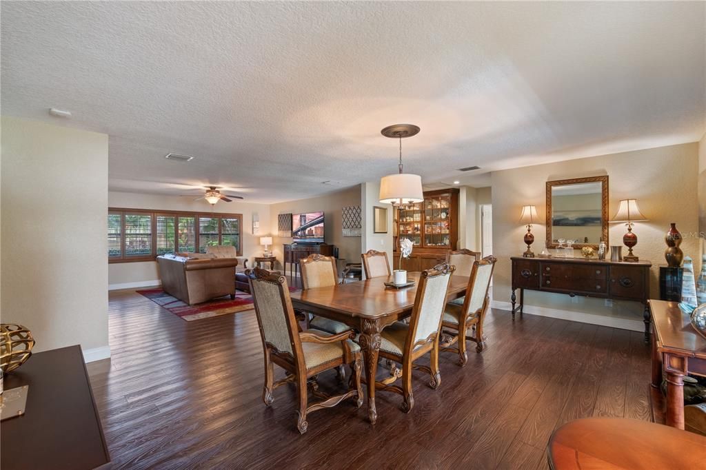 合同活跃: $825,000 (3 贝兹, 2 浴室, 2502 平方英尺)