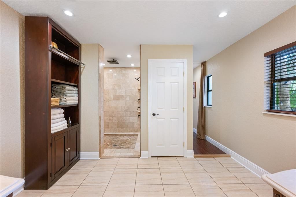 合同活跃: $825,000 (3 贝兹, 2 浴室, 2502 平方英尺)