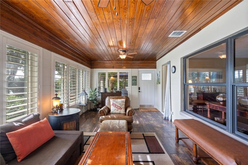 合同活跃: $825,000 (3 贝兹, 2 浴室, 2502 平方英尺)