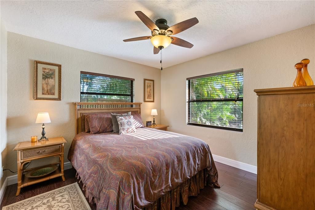 合同活跃: $825,000 (3 贝兹, 2 浴室, 2502 平方英尺)