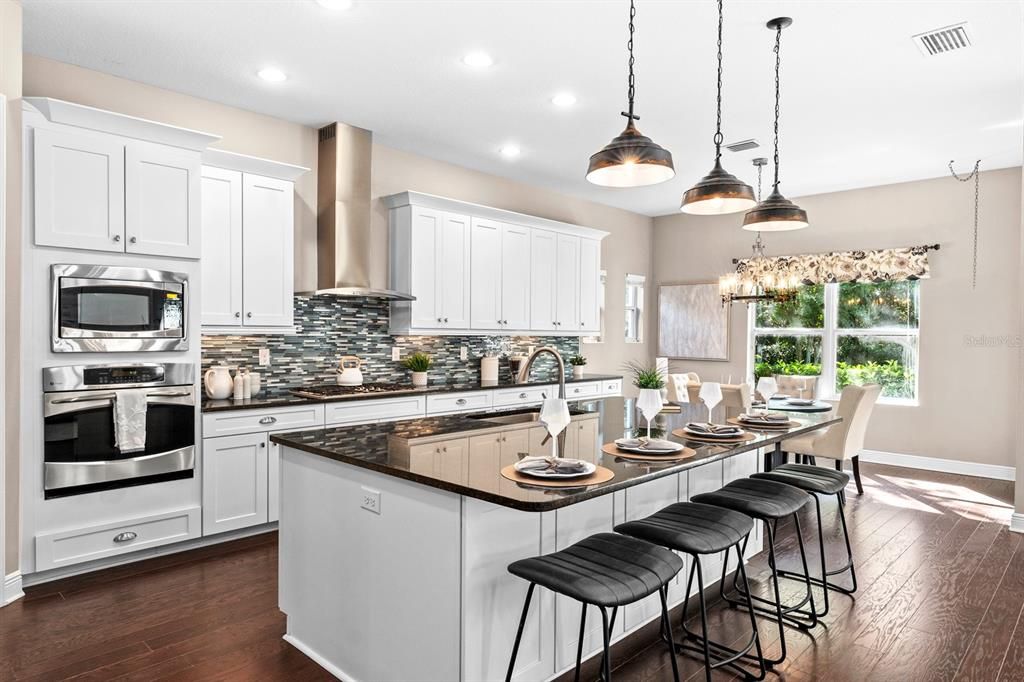 合同活跃: $699,990 (4 贝兹, 3 浴室, 4023 平方英尺)