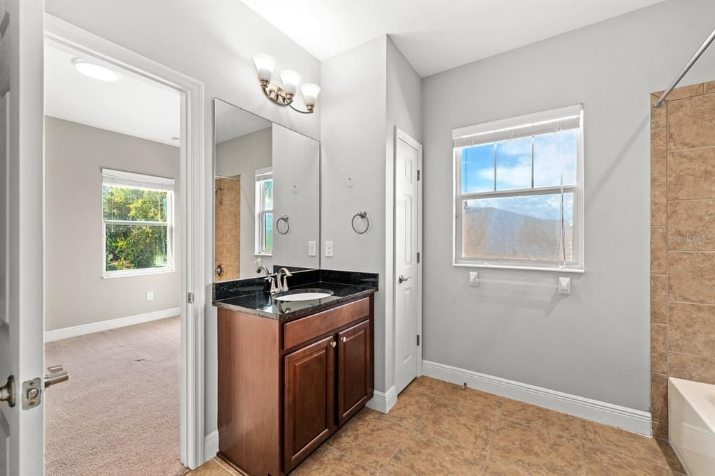 合同活跃: $699,990 (4 贝兹, 3 浴室, 4023 平方英尺)