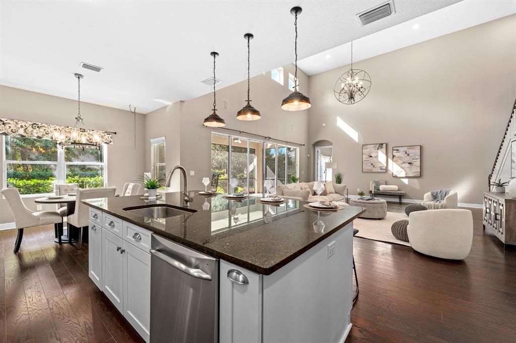 合同活跃: $699,990 (4 贝兹, 3 浴室, 4023 平方英尺)