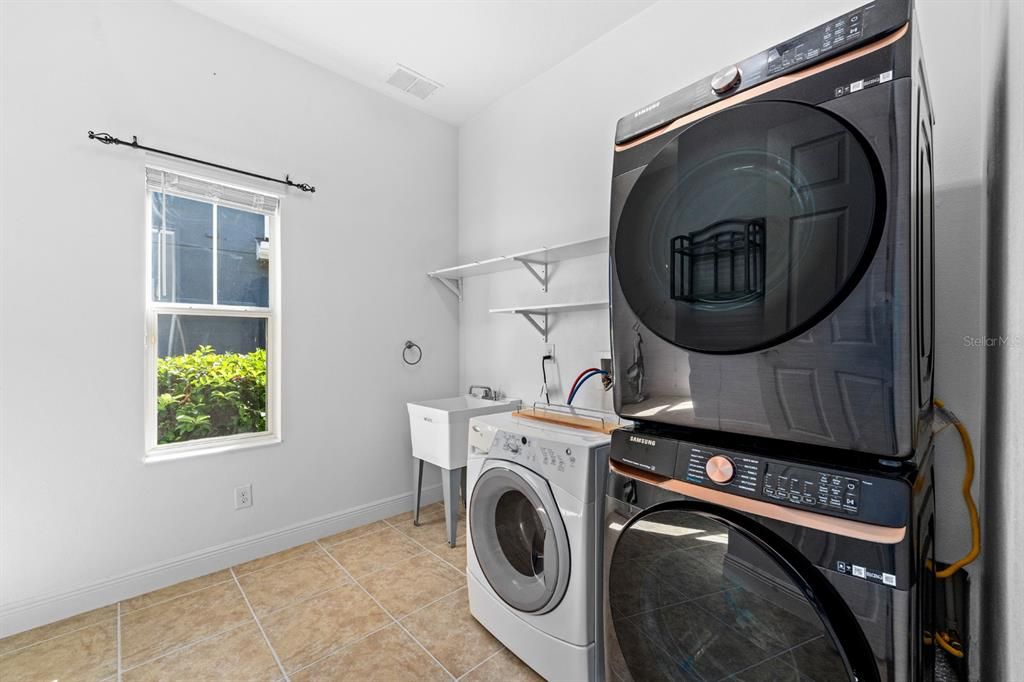 合同活跃: $699,990 (4 贝兹, 3 浴室, 4023 平方英尺)