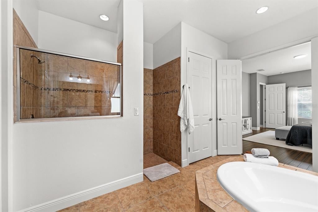 合同活跃: $699,990 (4 贝兹, 3 浴室, 4023 平方英尺)