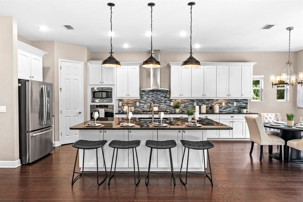 合同活跃: $699,990 (4 贝兹, 3 浴室, 4023 平方英尺)