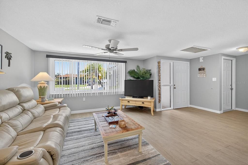 Под контрактом: $375,000 (3 спален, 2 ванн, 1303 Квадратных фут)