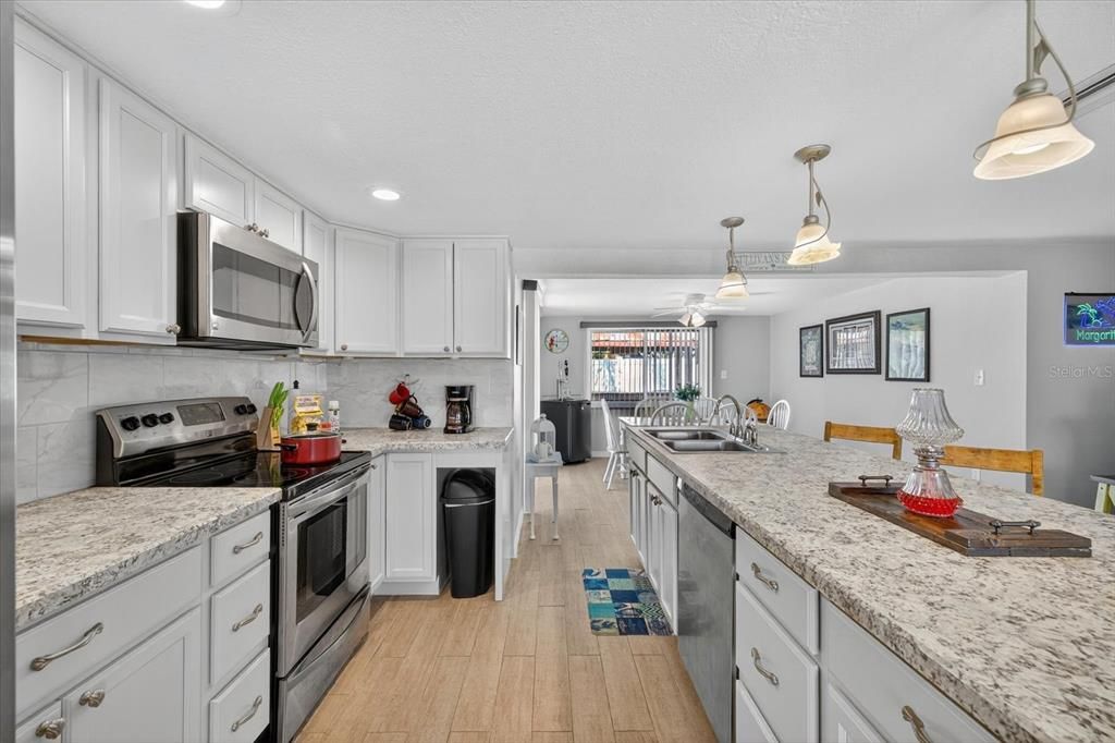 Под контрактом: $375,000 (3 спален, 2 ванн, 1303 Квадратных фут)