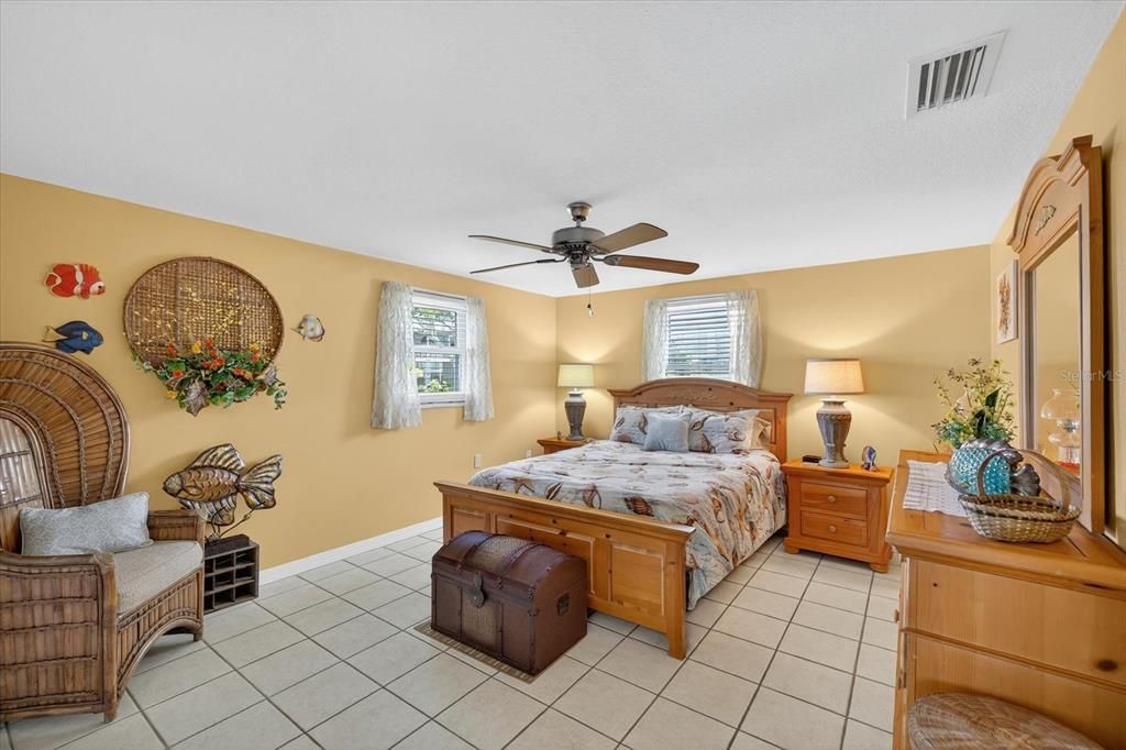 Под контрактом: $375,000 (3 спален, 2 ванн, 1303 Квадратных фут)