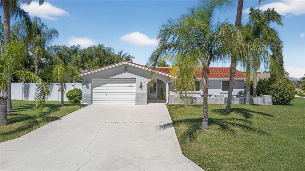 Под контрактом: $375,000 (3 спален, 2 ванн, 1303 Квадратных фут)