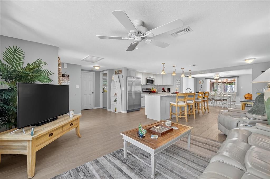 Под контрактом: $375,000 (3 спален, 2 ванн, 1303 Квадратных фут)