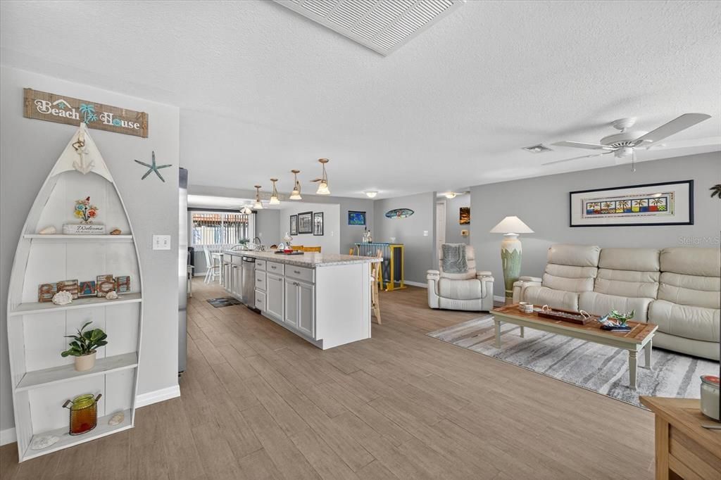 Под контрактом: $375,000 (3 спален, 2 ванн, 1303 Квадратных фут)