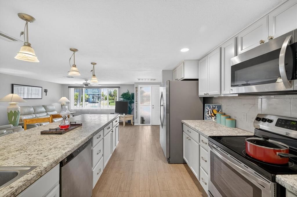 Под контрактом: $375,000 (3 спален, 2 ванн, 1303 Квадратных фут)