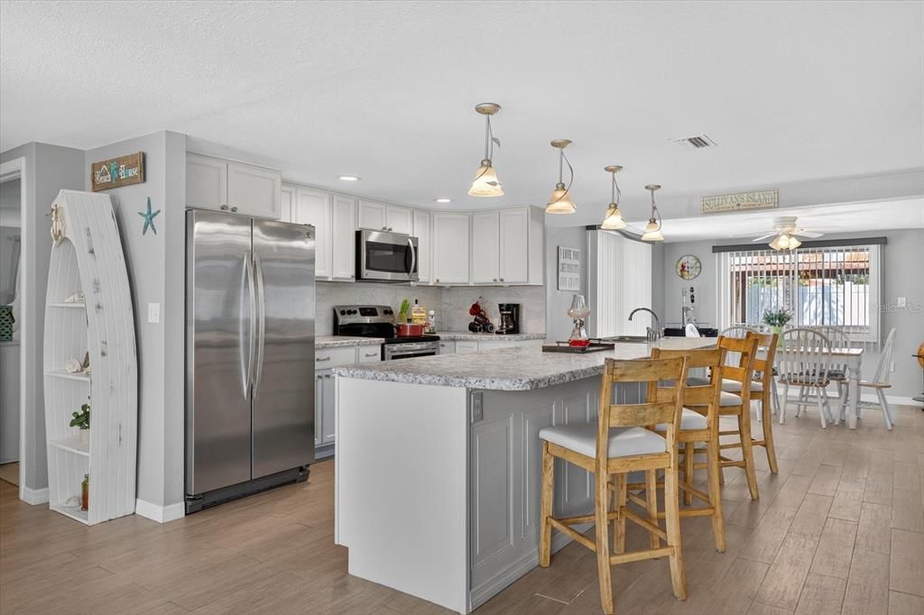 Под контрактом: $375,000 (3 спален, 2 ванн, 1303 Квадратных фут)