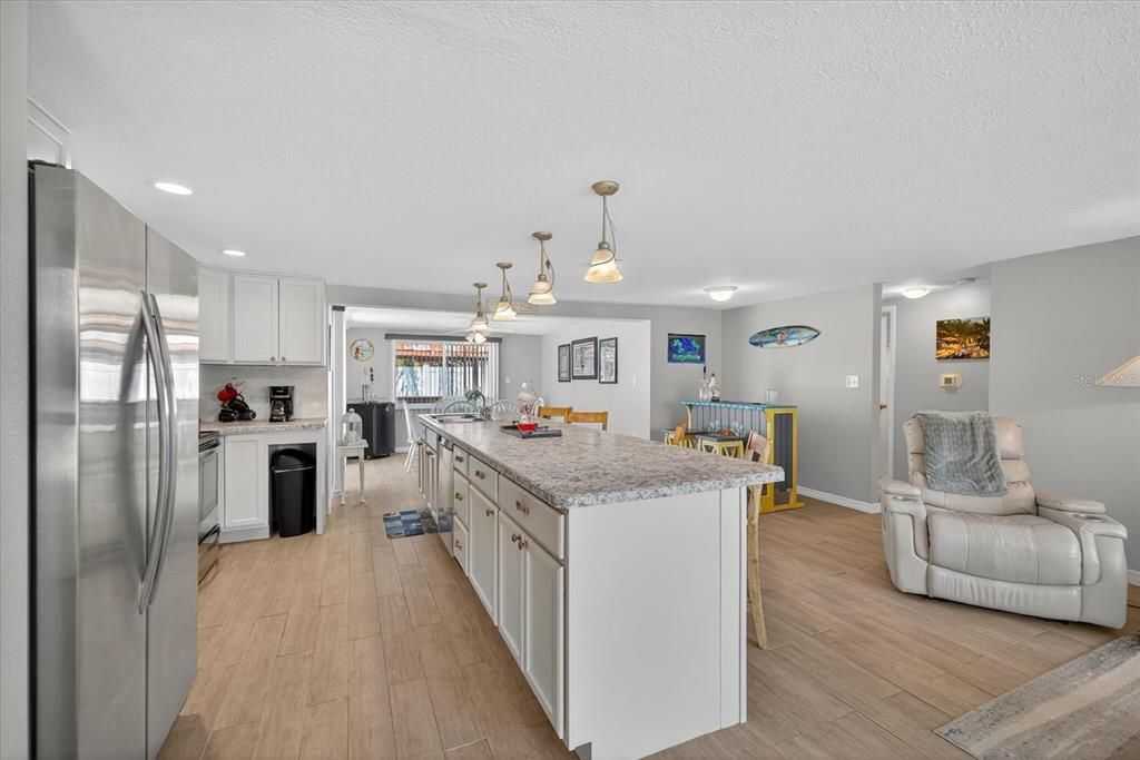 Под контрактом: $375,000 (3 спален, 2 ванн, 1303 Квадратных фут)