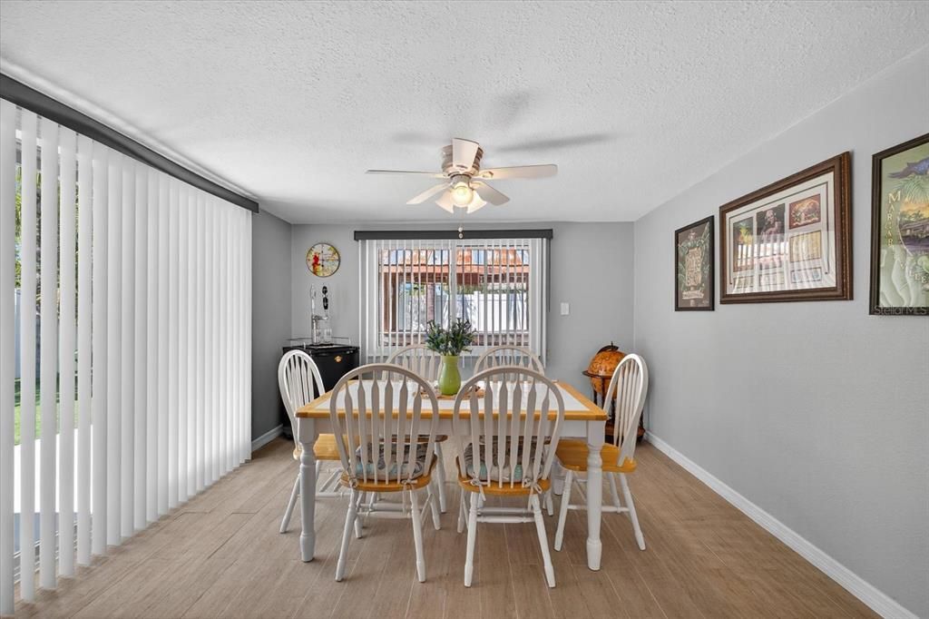 Под контрактом: $375,000 (3 спален, 2 ванн, 1303 Квадратных фут)