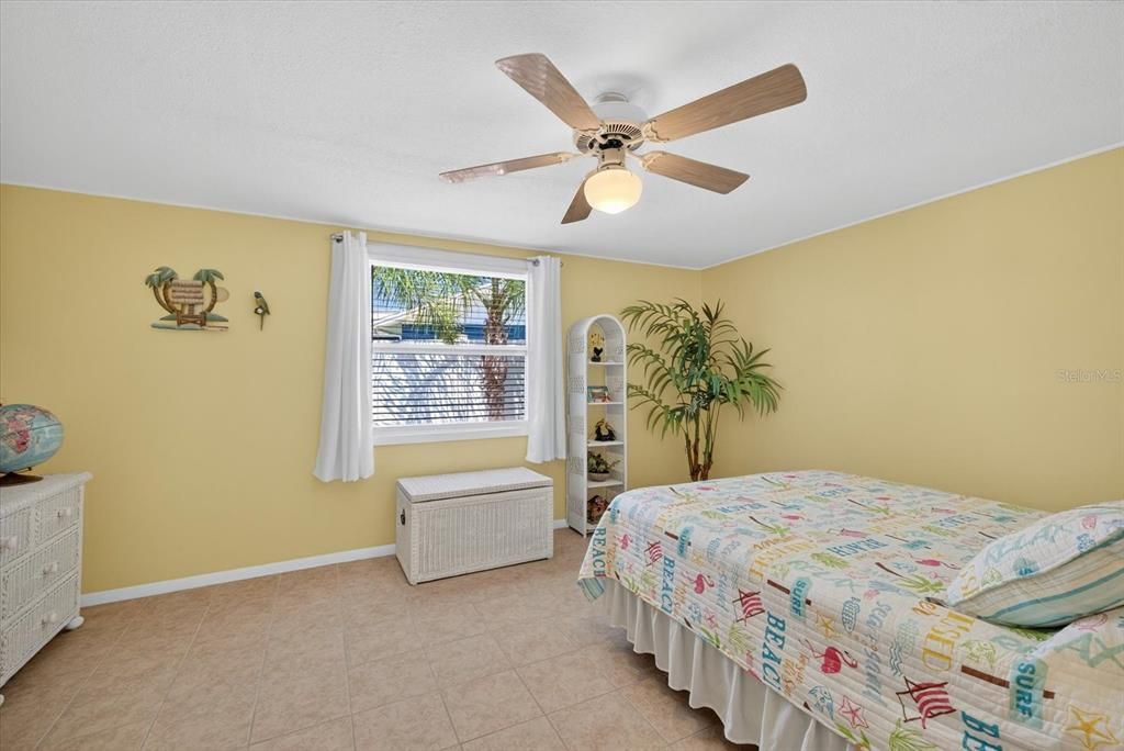 Под контрактом: $375,000 (3 спален, 2 ванн, 1303 Квадратных фут)