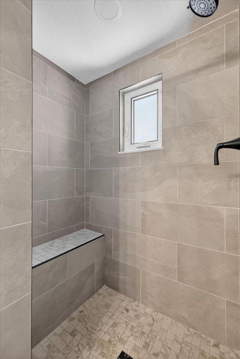 Под контрактом: $375,000 (3 спален, 2 ванн, 1303 Квадратных фут)