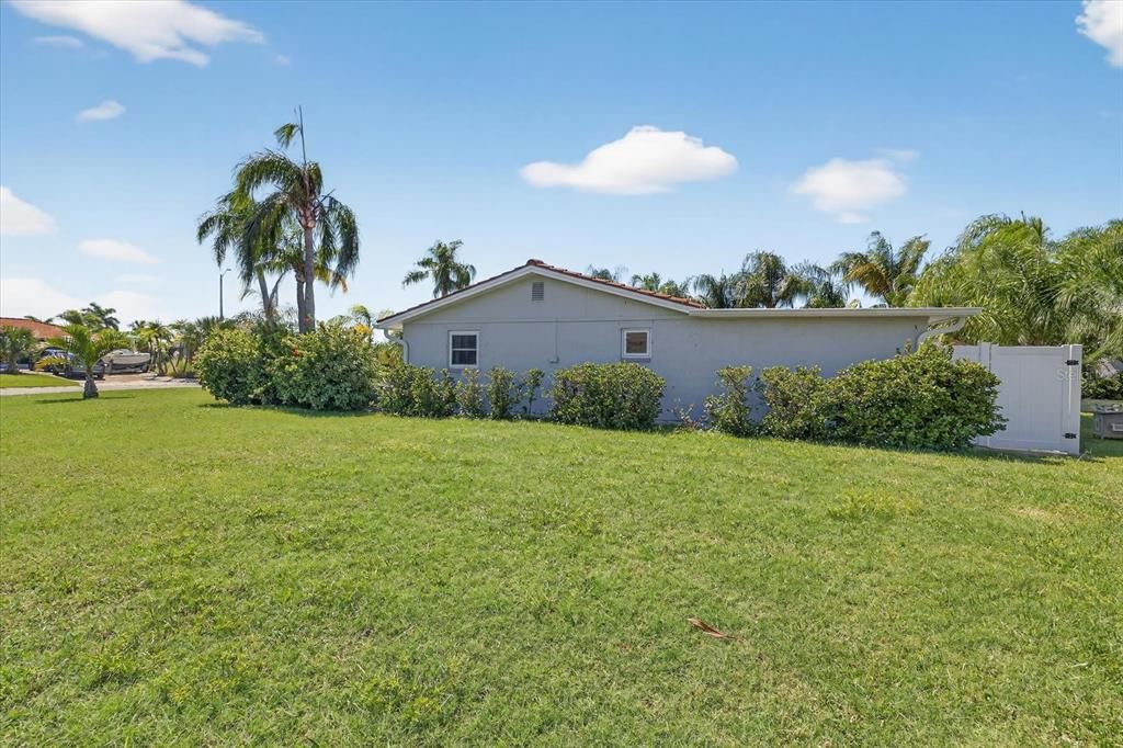 Под контрактом: $375,000 (3 спален, 2 ванн, 1303 Квадратных фут)