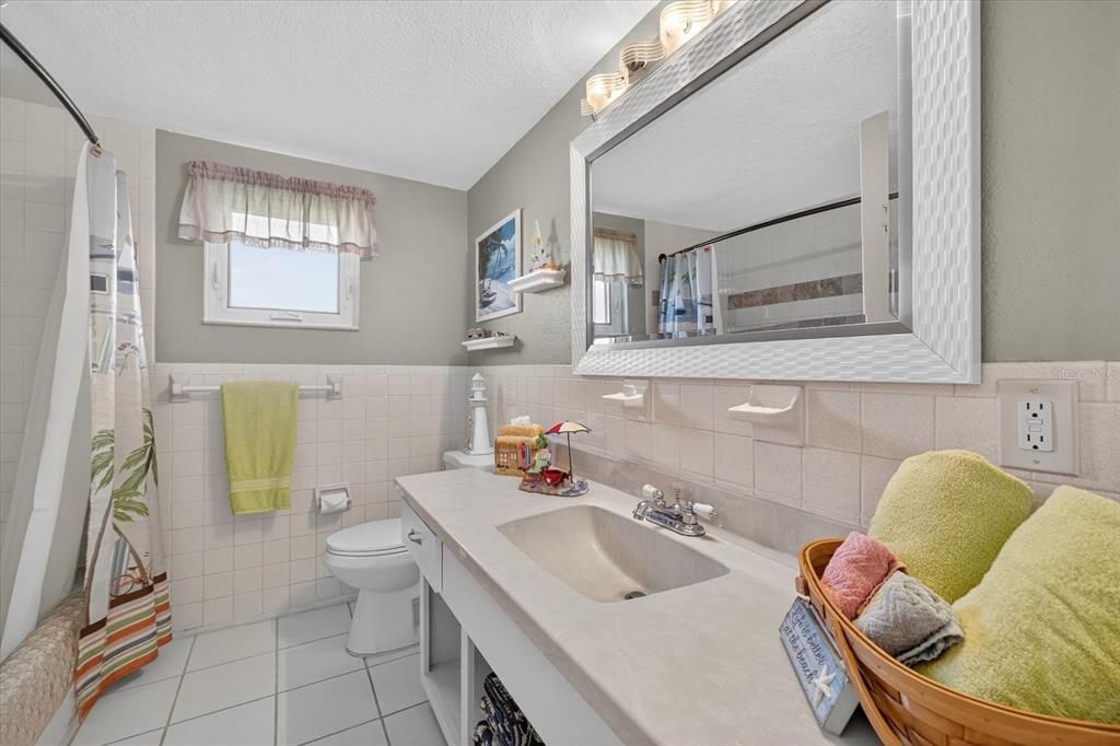 Под контрактом: $375,000 (3 спален, 2 ванн, 1303 Квадратных фут)