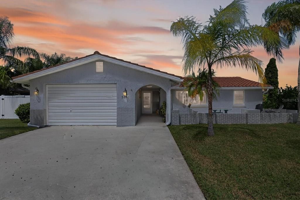 Под контрактом: $375,000 (3 спален, 2 ванн, 1303 Квадратных фут)