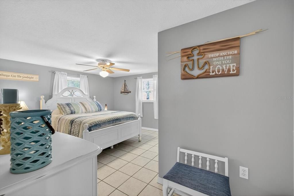 Под контрактом: $375,000 (3 спален, 2 ванн, 1303 Квадратных фут)