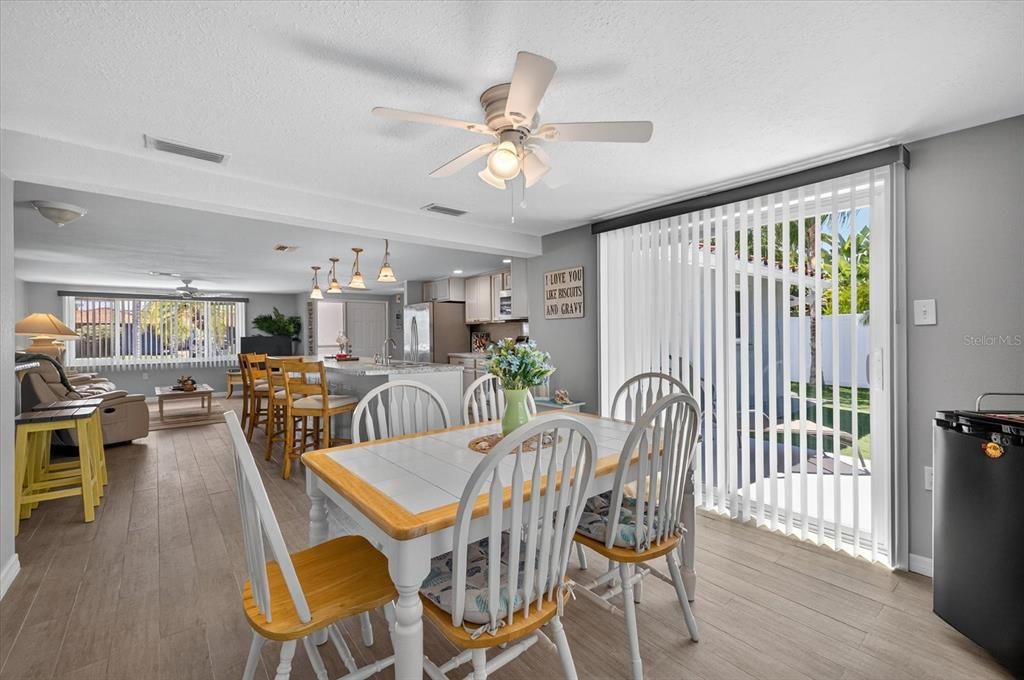 Под контрактом: $375,000 (3 спален, 2 ванн, 1303 Квадратных фут)