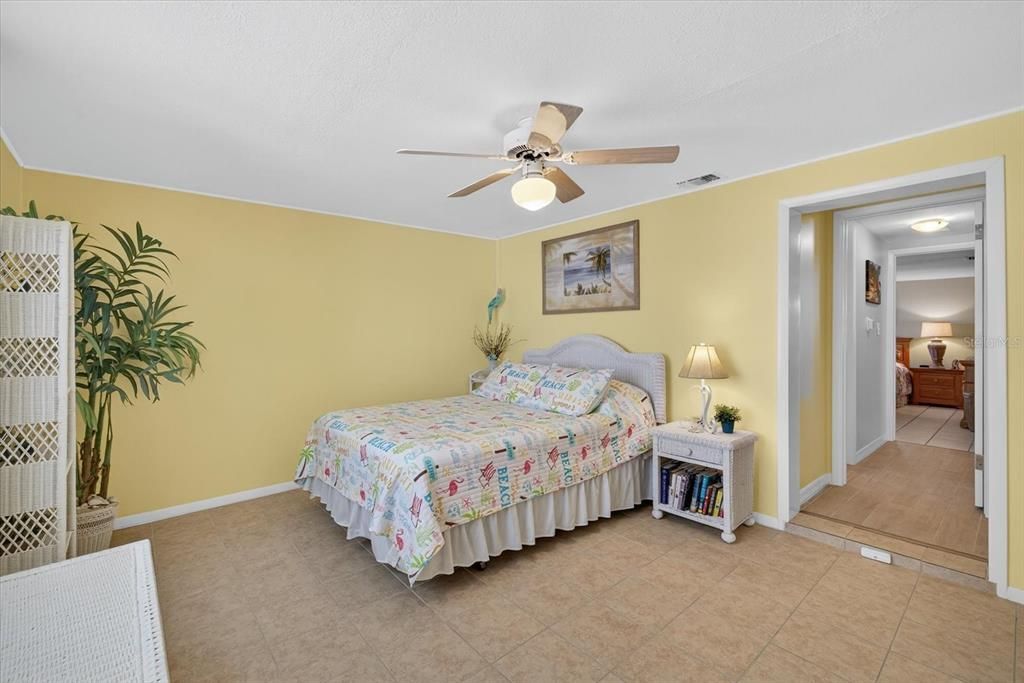 Под контрактом: $375,000 (3 спален, 2 ванн, 1303 Квадратных фут)