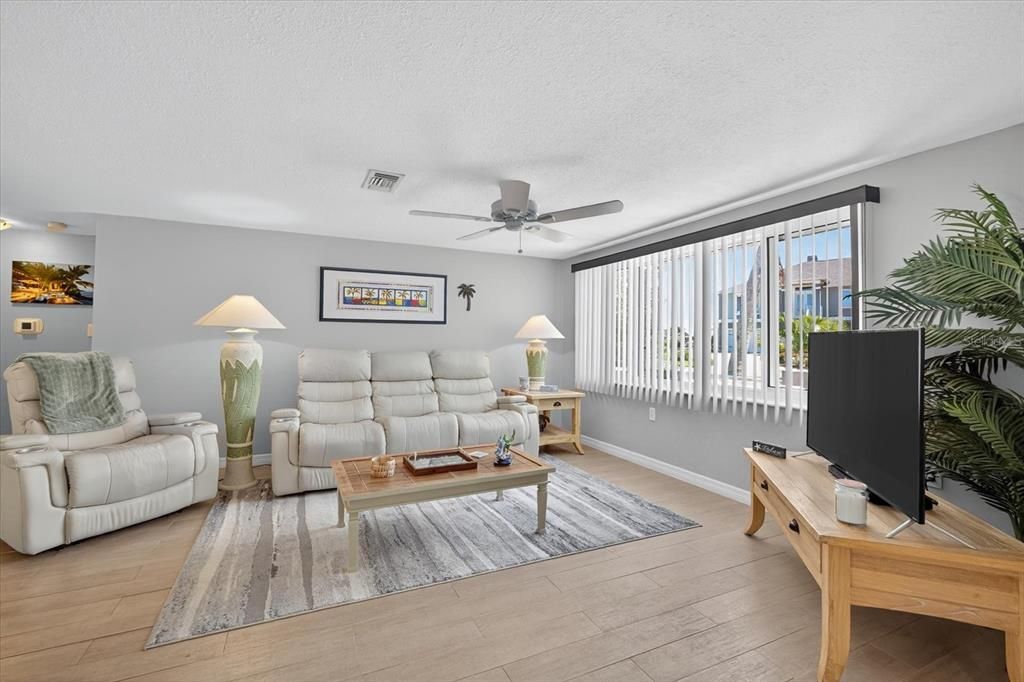 Под контрактом: $375,000 (3 спален, 2 ванн, 1303 Квадратных фут)