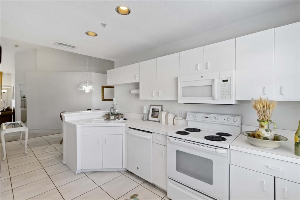 Active With Contract: $199,000 (3 beds, 2 baths, 1208 Square Feet)