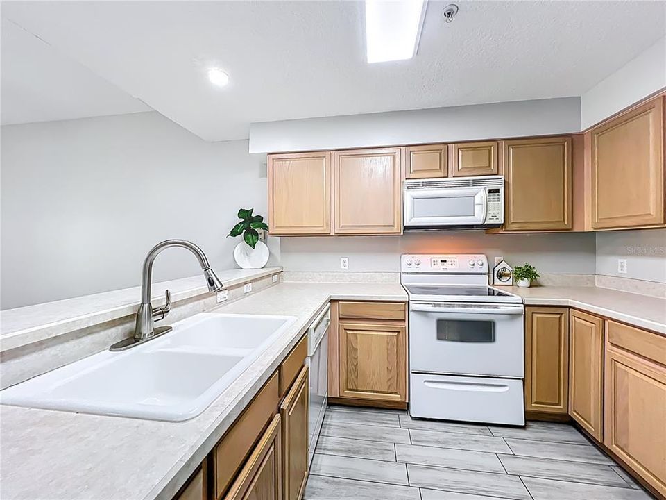 For Sale: $244,900 (2 beds, 2 baths, 1230 Square Feet)