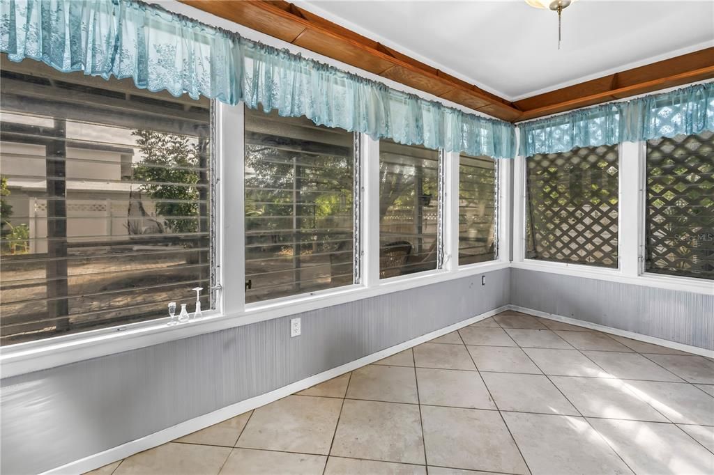 合同活跃: $275,000 (2 贝兹, 1 浴室, 816 平方英尺)