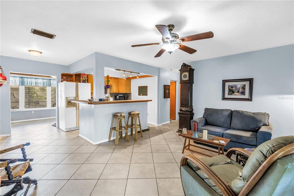 合同活跃: $275,000 (2 贝兹, 1 浴室, 816 平方英尺)