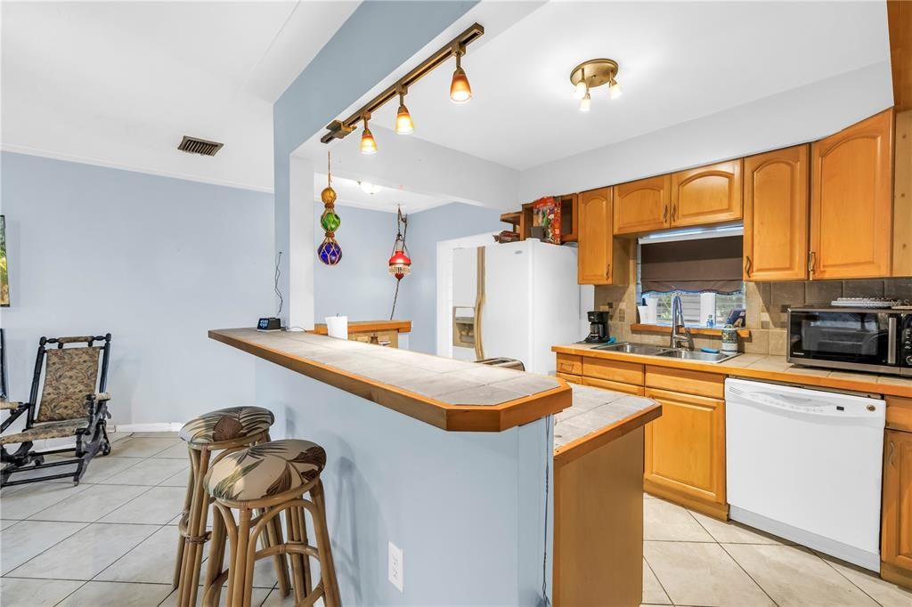 合同活跃: $275,000 (2 贝兹, 1 浴室, 816 平方英尺)