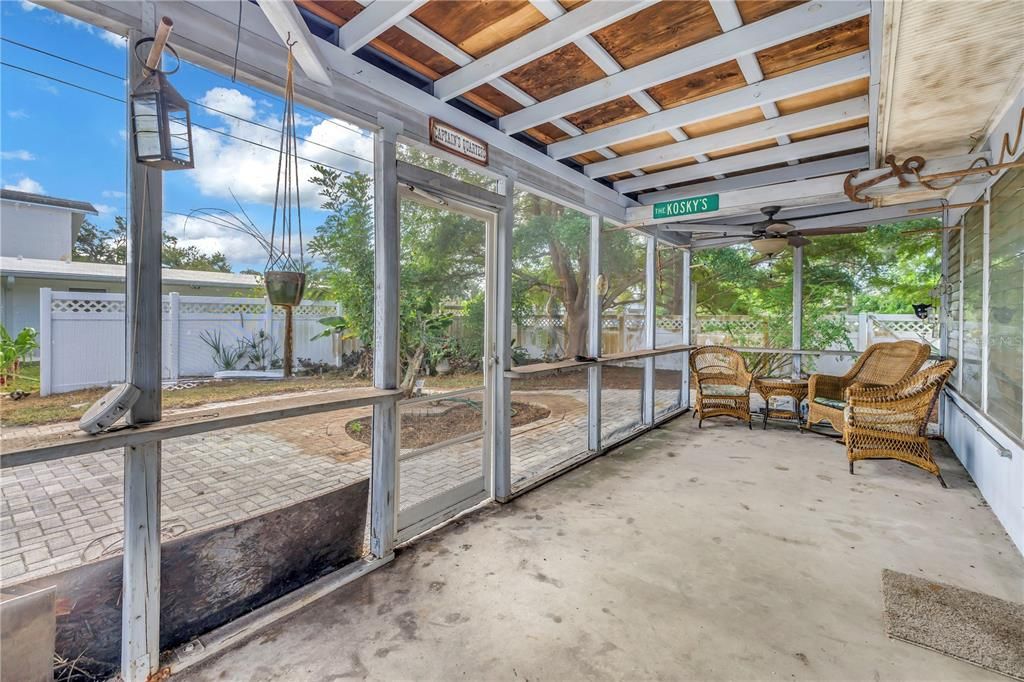 合同活跃: $275,000 (2 贝兹, 1 浴室, 816 平方英尺)