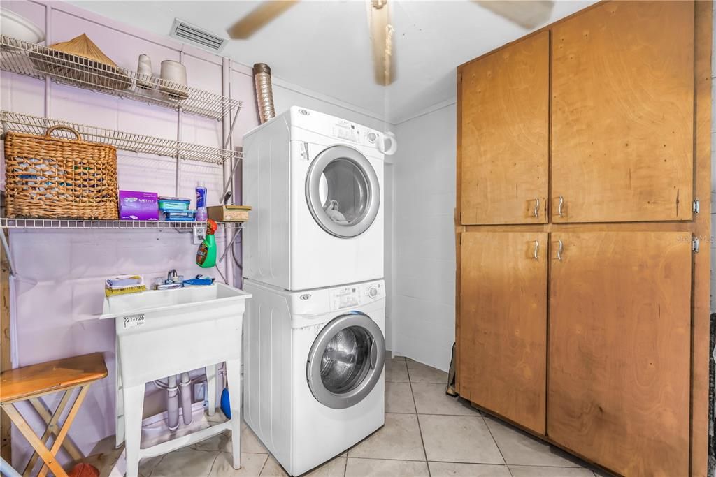 合同活跃: $275,000 (2 贝兹, 1 浴室, 816 平方英尺)