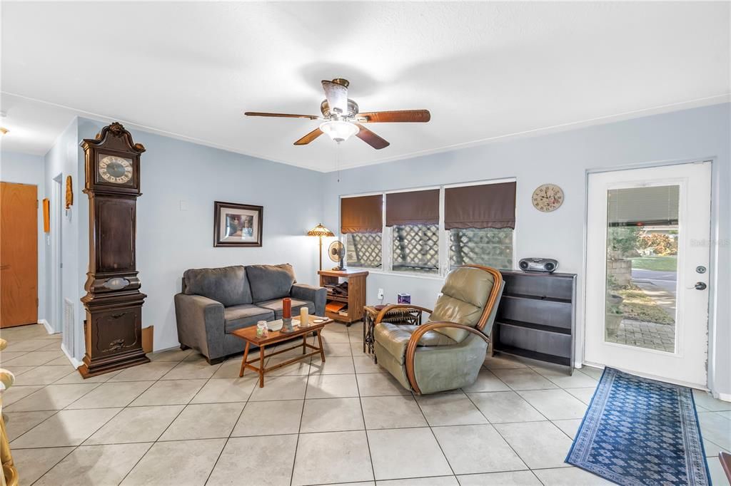 合同活跃: $275,000 (2 贝兹, 1 浴室, 816 平方英尺)