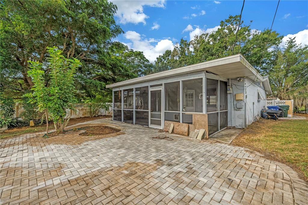 合同活跃: $275,000 (2 贝兹, 1 浴室, 816 平方英尺)