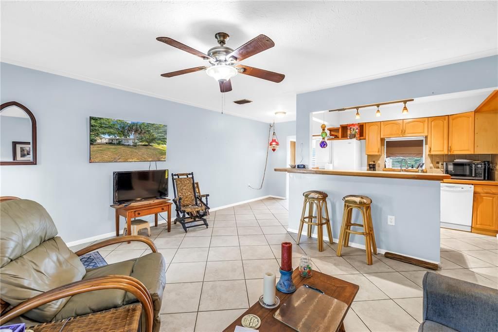 合同活跃: $275,000 (2 贝兹, 1 浴室, 816 平方英尺)