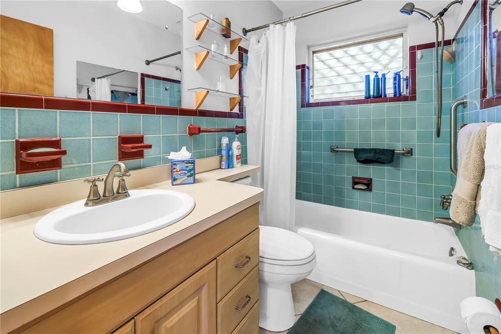 合同活跃: $275,000 (2 贝兹, 1 浴室, 816 平方英尺)