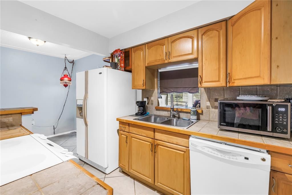 合同活跃: $275,000 (2 贝兹, 1 浴室, 816 平方英尺)