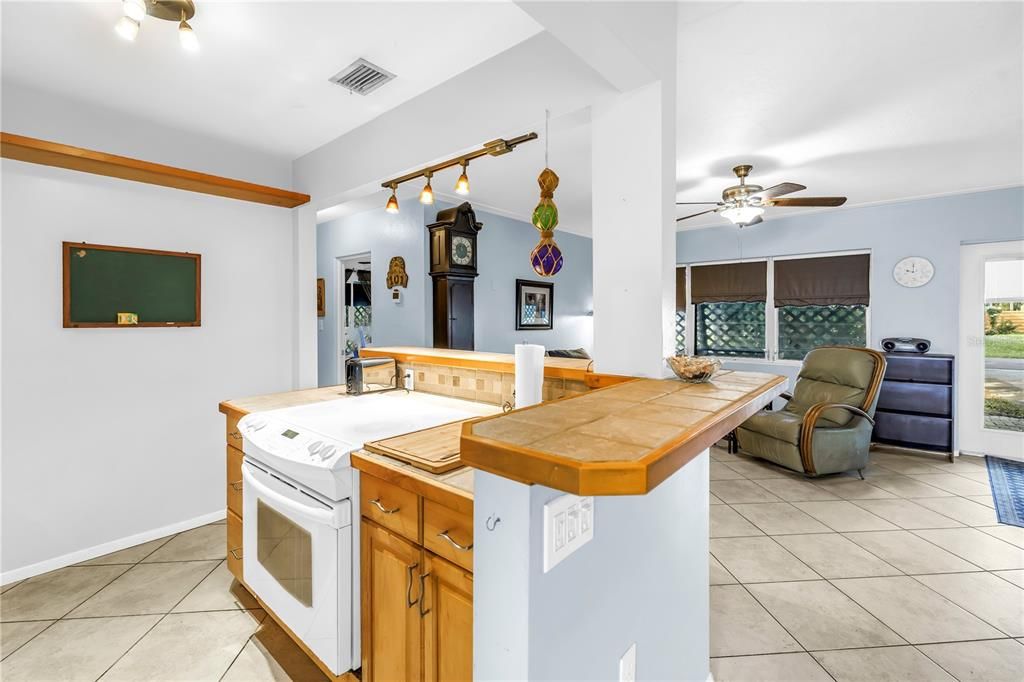 合同活跃: $275,000 (2 贝兹, 1 浴室, 816 平方英尺)