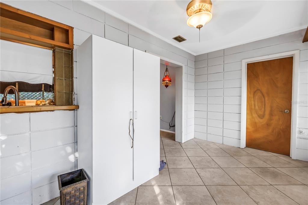 合同活跃: $275,000 (2 贝兹, 1 浴室, 816 平方英尺)