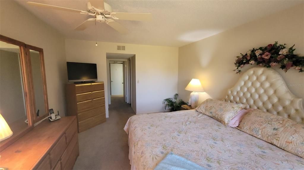 For Sale: $159,900 (2 beds, 2 baths, 1035 Square Feet)