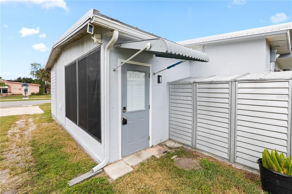 合同活跃: $195,000 (2 贝兹, 1 浴室, 988 平方英尺)