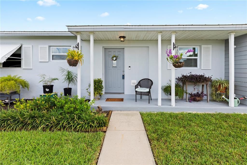 合同活跃: $195,000 (2 贝兹, 1 浴室, 988 平方英尺)