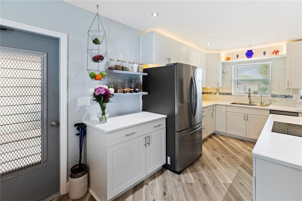 合同活跃: $195,000 (2 贝兹, 1 浴室, 988 平方英尺)