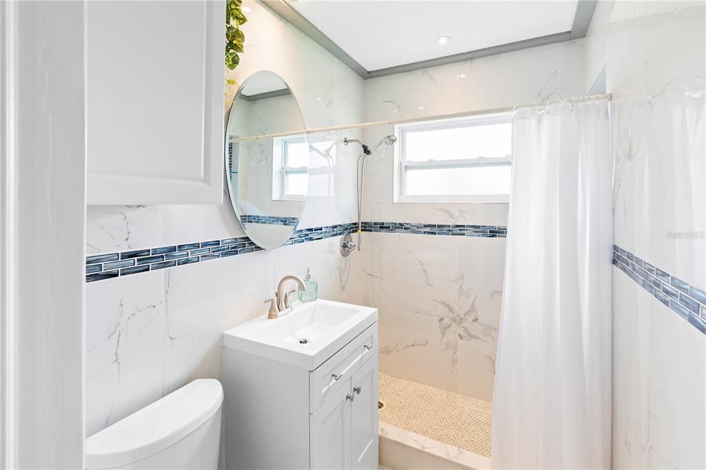 合同活跃: $195,000 (2 贝兹, 1 浴室, 988 平方英尺)